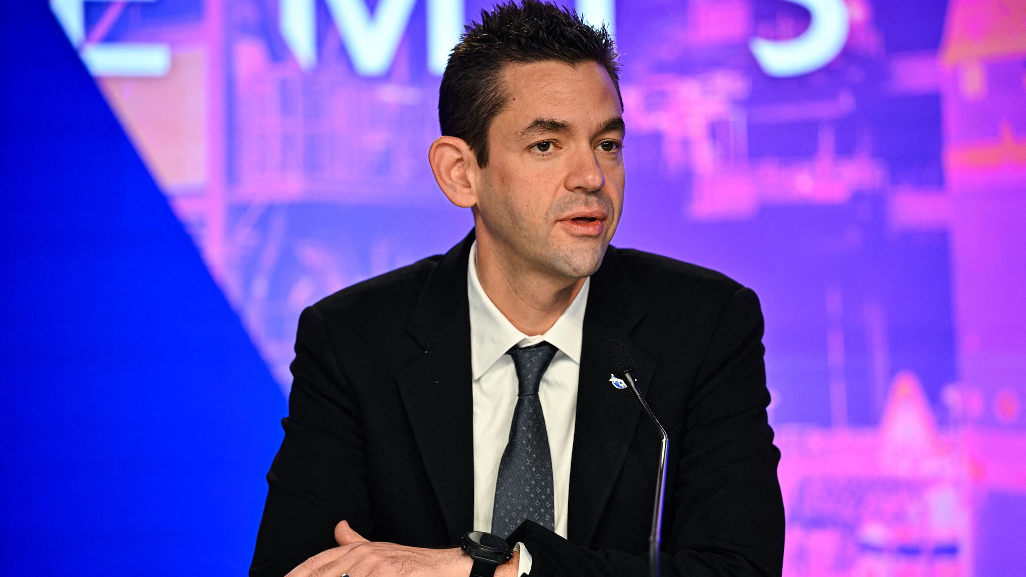 L'administrateur de la NASA, Jared Isaacman, s'exprime lors d'une conférence de presse pour faire le point sur la mission Artemis II au Kennedy Space Center à Cap Canaveral, en Floride, aux États-Unis, le 27 février 2026. /VCG