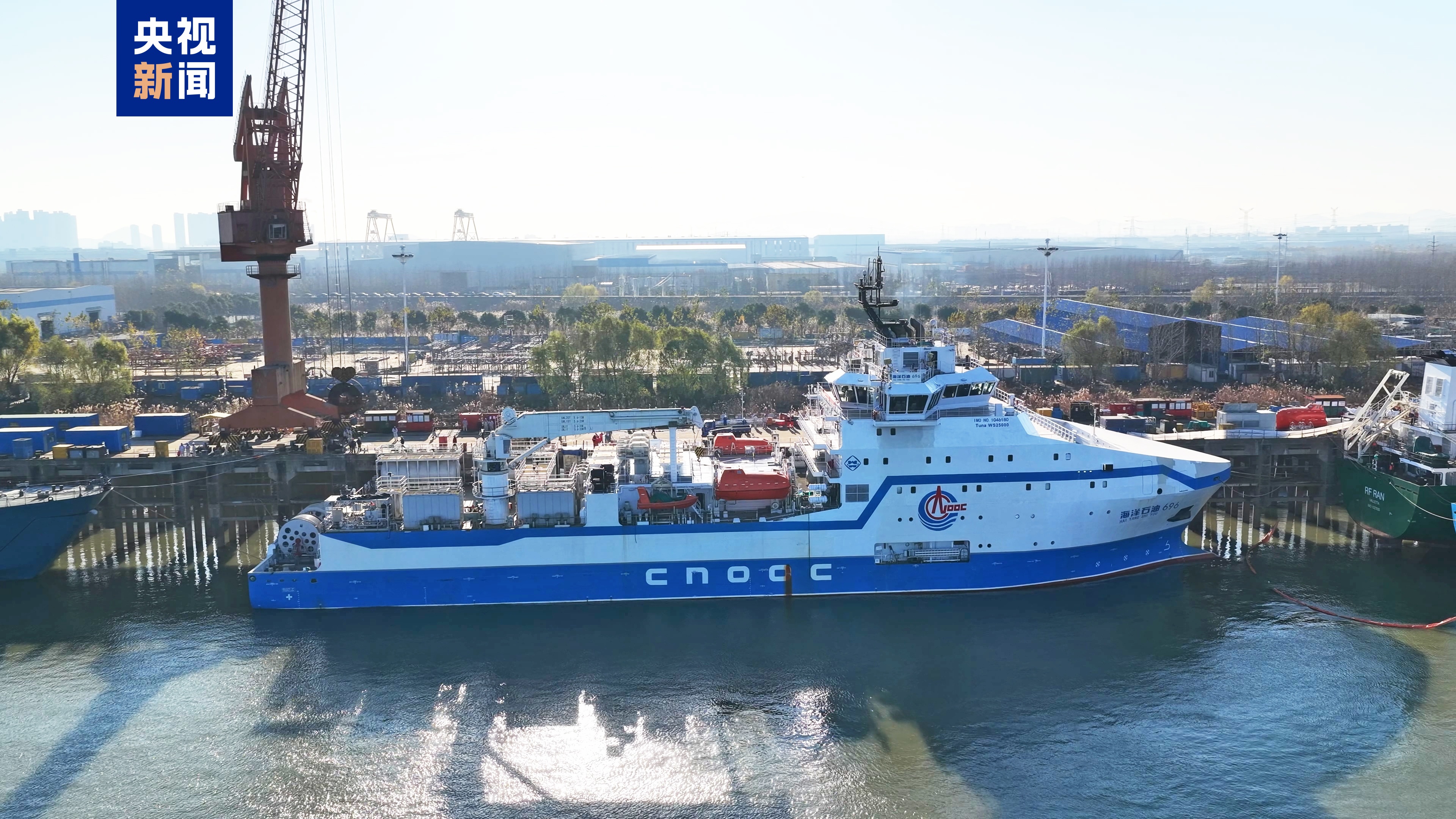 Le navire de fracturation intégré à grande échelle Haiyang Shiyou 696, ville de Zhoushan, province du Zhejiang, Chine orientale. 