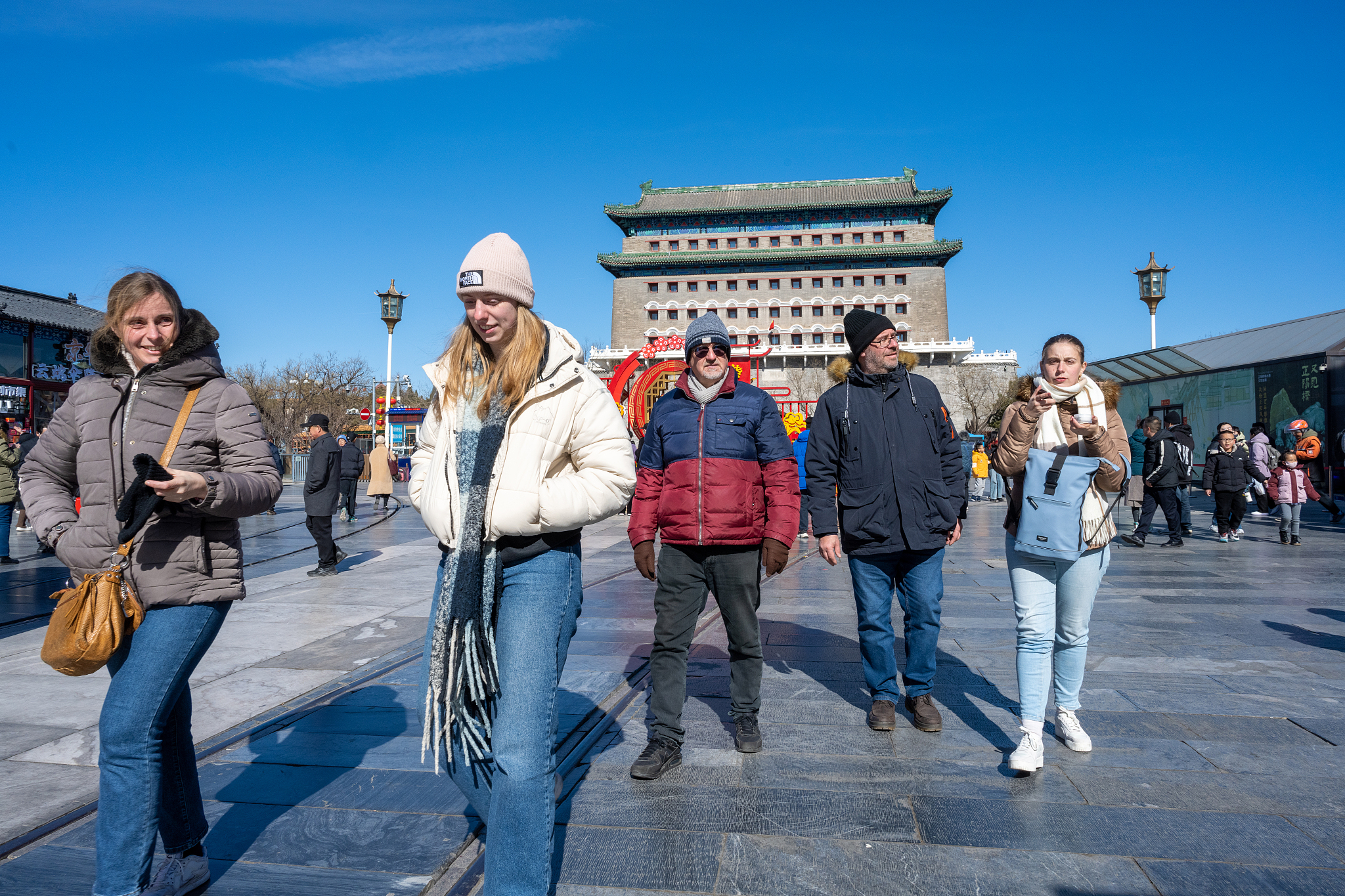 Des touristes étrangers visitent Pékin, Chine, le 16 février 2026. /VCG