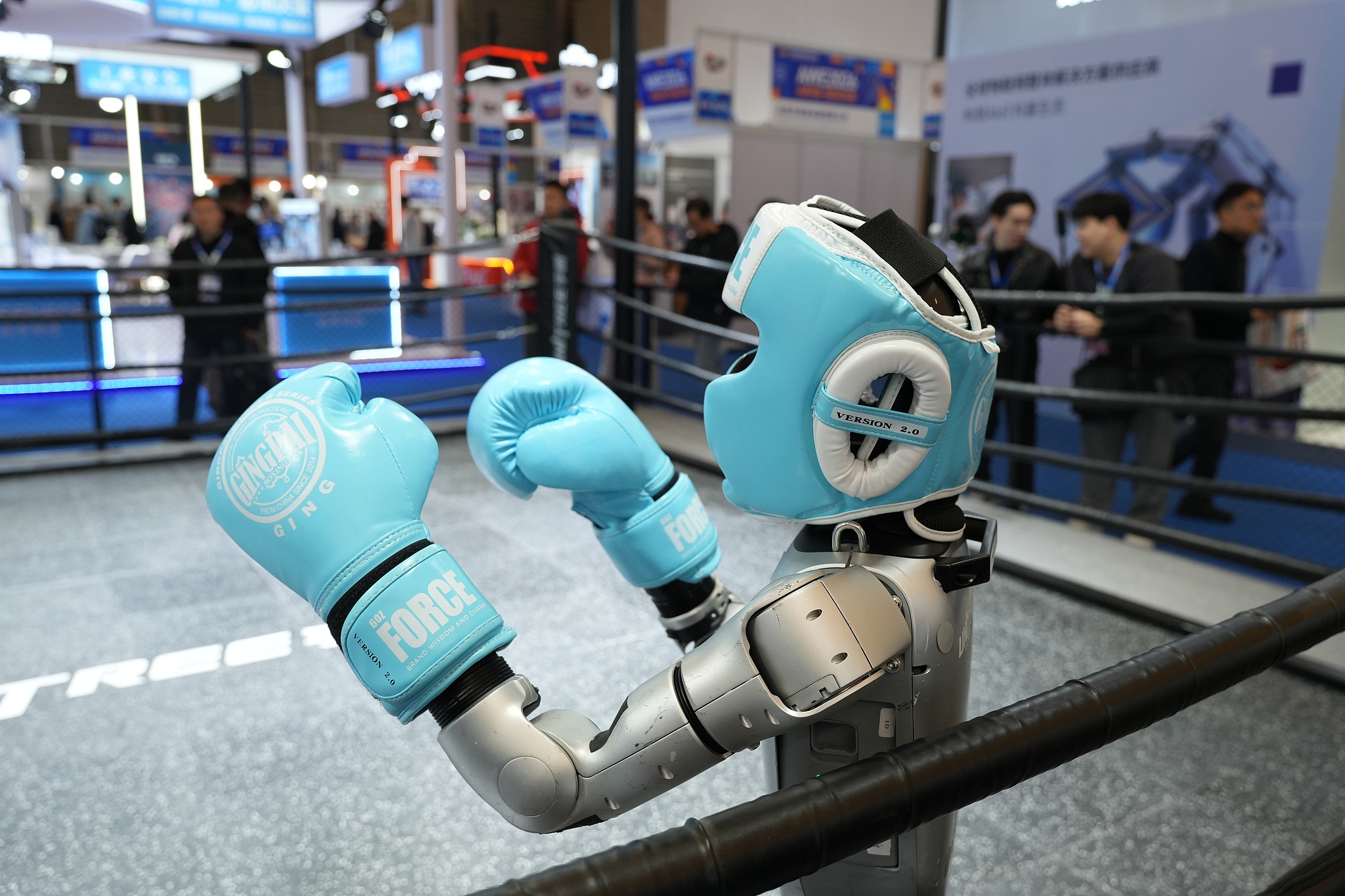 Un robot boxe sur le ring à l'AWE, Shanghai, Chine, le 12 mars 2026. /VCG