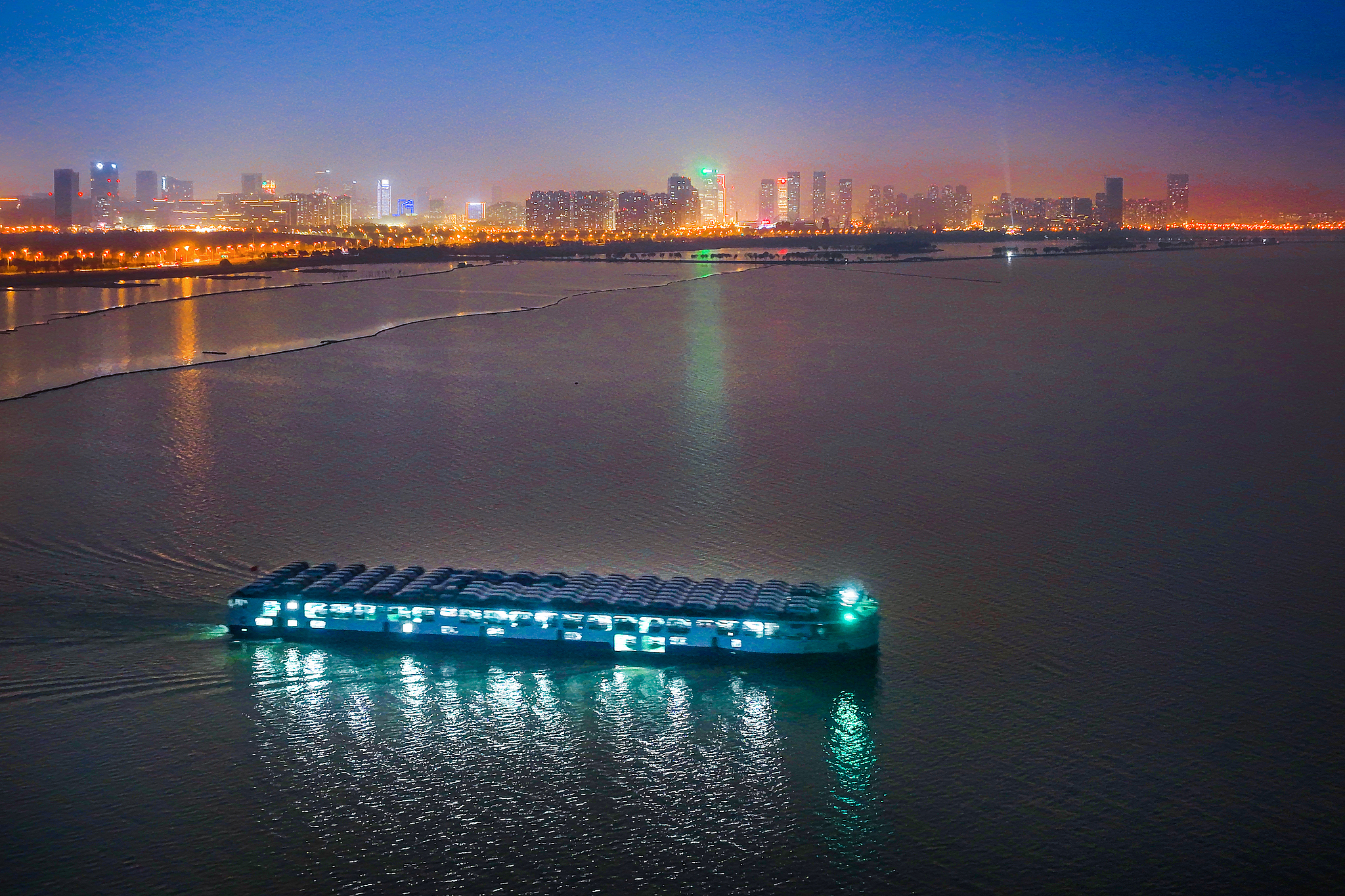 Un navire roulier chargé de véhicules BYD à énergies nouvelles prend la mer à Hefei, province de l'Anhui, Chine, le 9 mars 2026. /VCG