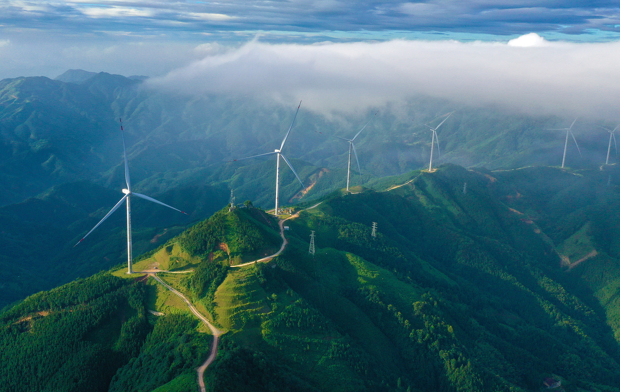 Des éoliennes se dressent au milieu de montagnes brumeuses à Liuzhou, Guangxi, Chine, le 21 septembre 2025. /VCG