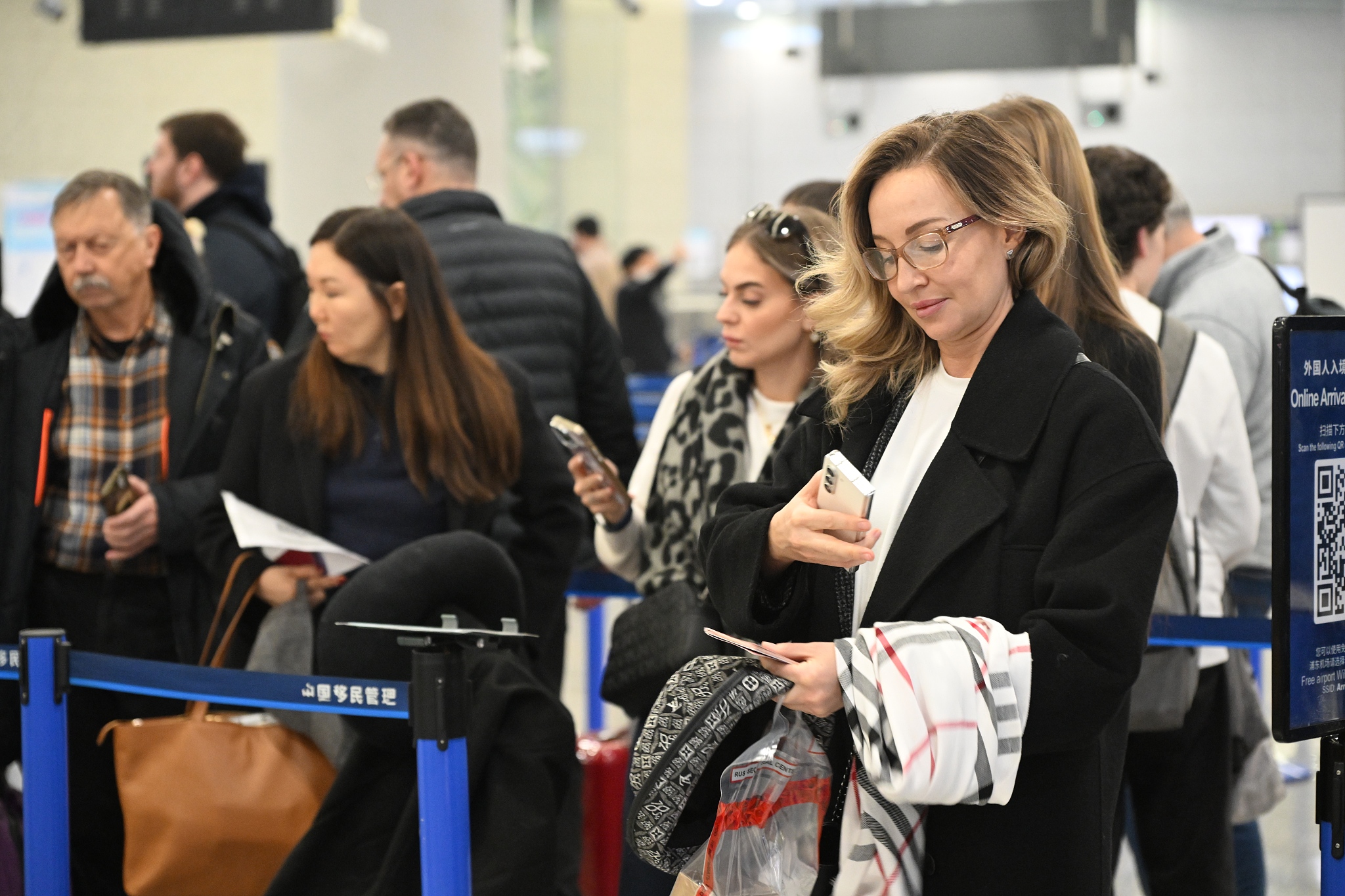 Les passagers internationaux se pressent dans le hall des départs du terminal 2 de l'aéroport international de Shanghai Pudong à Shanghai le 30 décembre 2025. /VCG