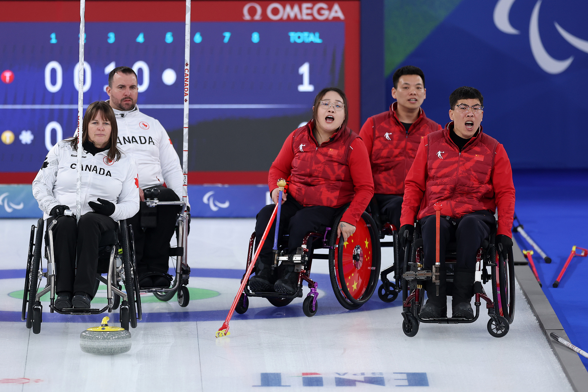 Match pour la médaille d'or par équipes mixtes de curling en fauteuil roulant entre l'équipe de la République populaire de Chine et l'équipe canadienne des Jeux paralympiques d'hiver de Milan Cortina 2026 à Cortina d'Ampezzo, en Italie, le 14 mars 2026. /VCG