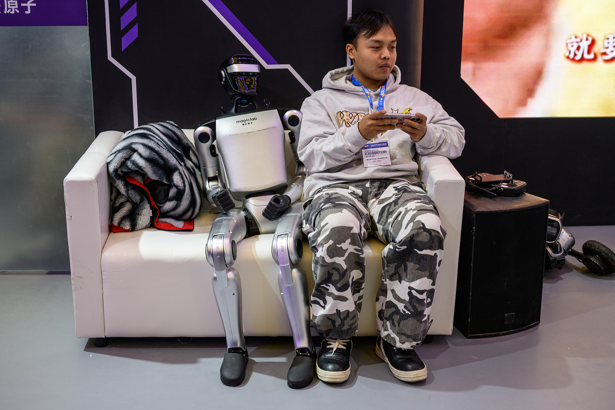 Un robot humanoïde est vu lors de l'Exposition universelle de l'électroménager et de l'électronique 2026 (AWE2026), le 14 mars 2026 à Shanghai, en Chine./ VCG