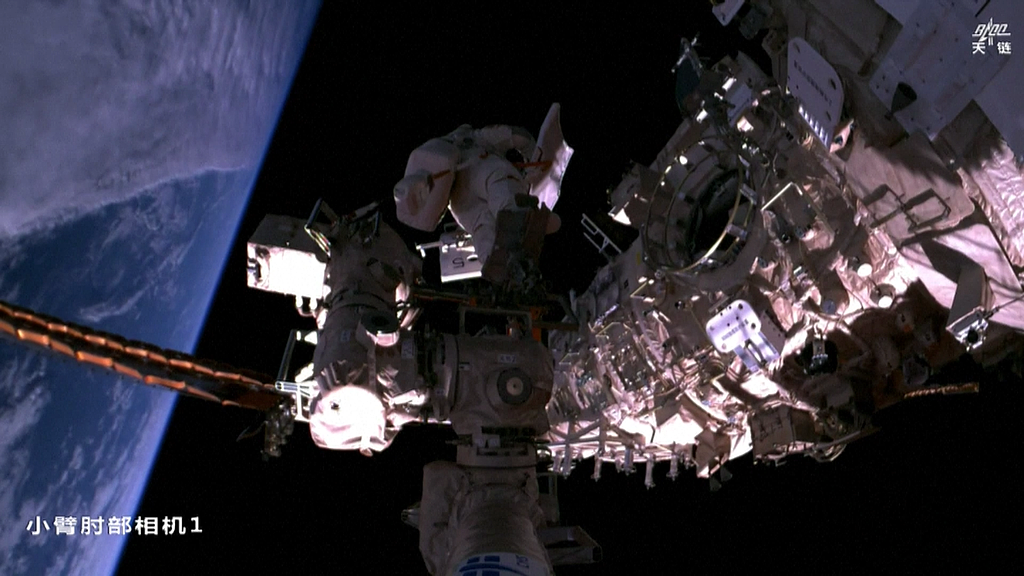 Les membres de l'équipage de Shenzhou-19 à bord de la station spatiale chinoise terminent leur troisième série d'activités extravéhiculaires, le 21 mars 2025. /Agence spatiale chinoise habitée