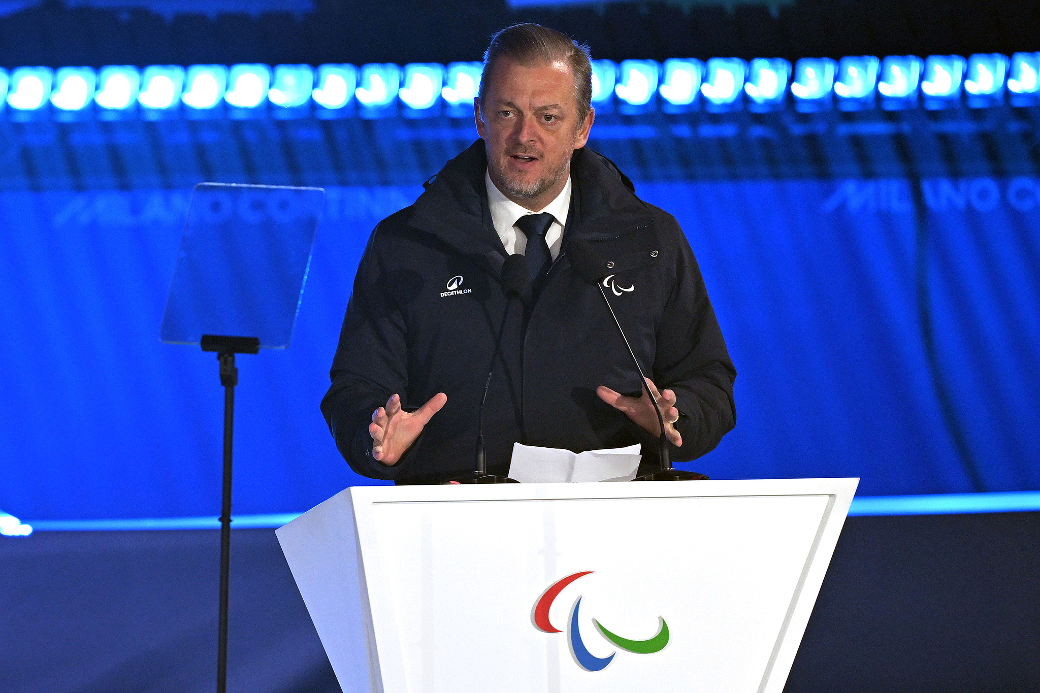 Le président du Comité international paralympique (CIP), Andrew Parsons, prend la parole lors de la cérémonie de clôture des Jeux paralympiques d'hiver de Milan-Cortina 2026 au stade olympique de curling de Cortina à Cortina d'Ampezzo, en Italie, le 15 mars 2026. /VCG