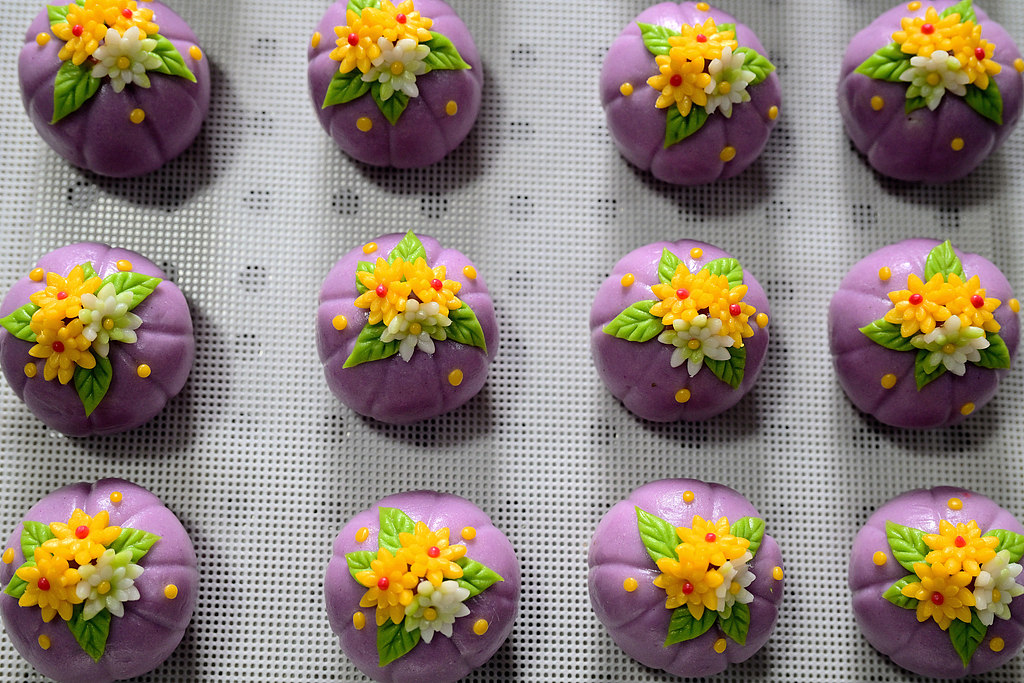 Un lot de Qingming Guo fraîchement préparé dans l'atelier de Wang Lijuan à Jinhua, province du Zhejiang, Chine. /VCG