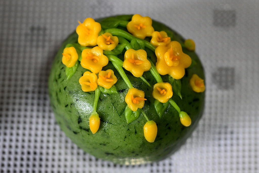 Un détail en gros plan d'un Qingming Guo réalisé dans l'atelier de Wang Lijuan à Jinhua, province du Zhejiang, Chine. /VCG