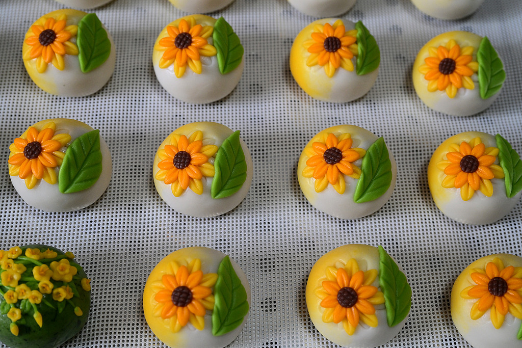 Un lot de Qingming Guo fraîchement préparé dans l'atelier de Wang Lijuan à Jinhua, province du Zhejiang, Chine. /VCG