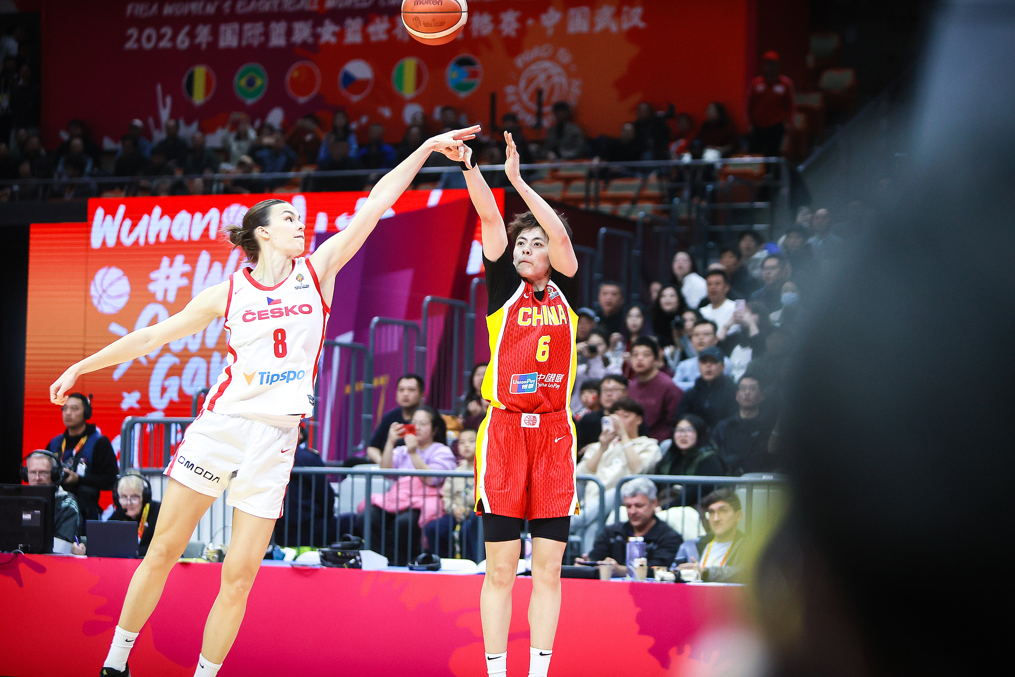 Yang Shuyu (#6), de Chine, tire contre la République tchèque lors d'un match de qualification pour la Coupe du monde de basket-ball féminin FIBA ​​2026 à Wuhan, dans la province du Hubei (centre de la Chine), le 15 mars 2026. /VCG