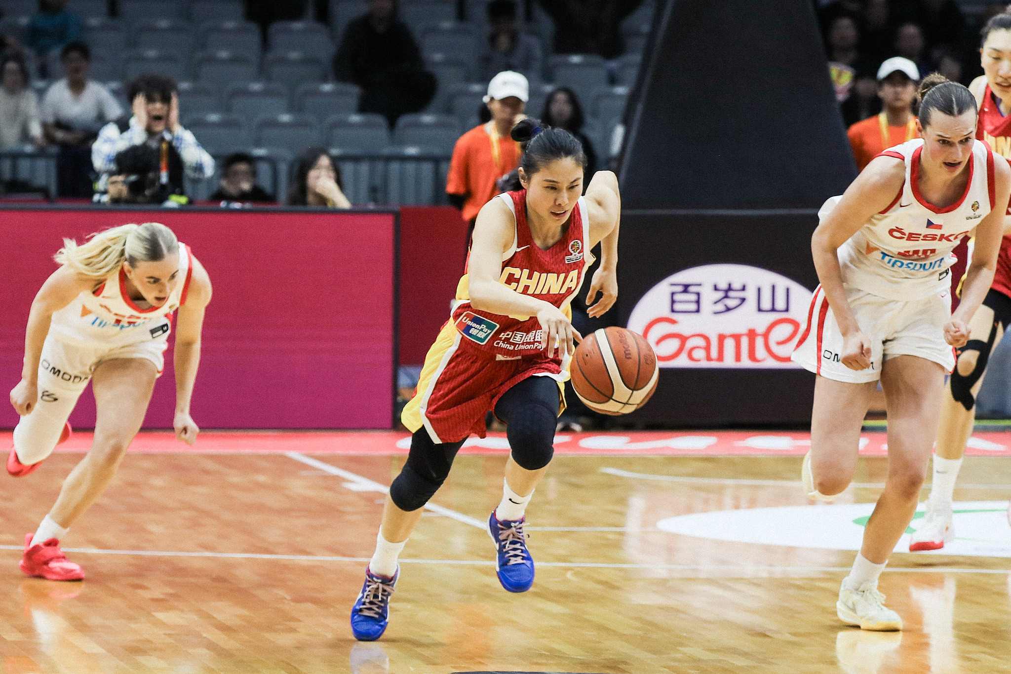 Wang Siyu (au centre) de Chine dribble contre la République tchèque lors d'un match de qualification pour la Coupe du monde de basket-ball féminin FIBA ​​2026 à Wuhan, dans la province du Hubei (centre de la Chine), le 15 mars 2026. /VCG