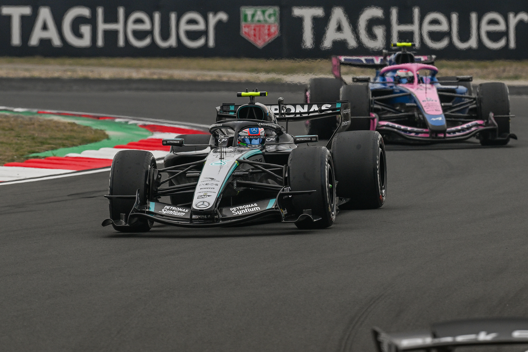 Kimi Antonelli (au centre) de Mercedes participe au Grand Prix de Chine de Formule 1 dans la municipalité de Shanghai, dans l'est de la Chine, le 15 mars 2026. /VCG