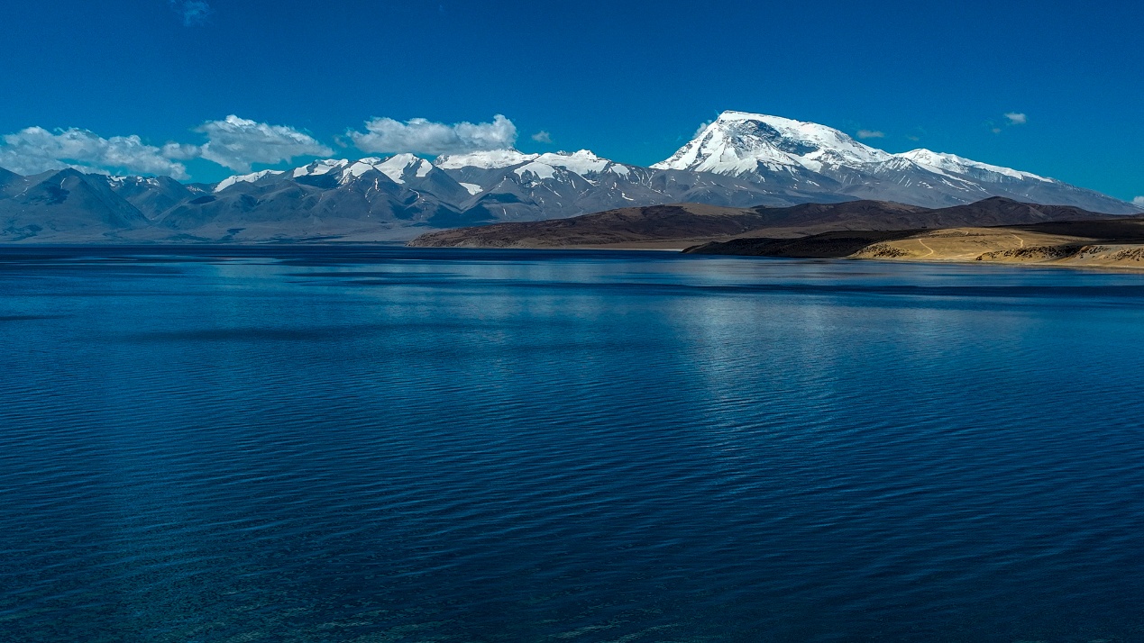Lac Mapam Yumco dans la préfecture de Ngari, dans la région autonome de Xizang, au sud-ouest de la Chine. /VCG