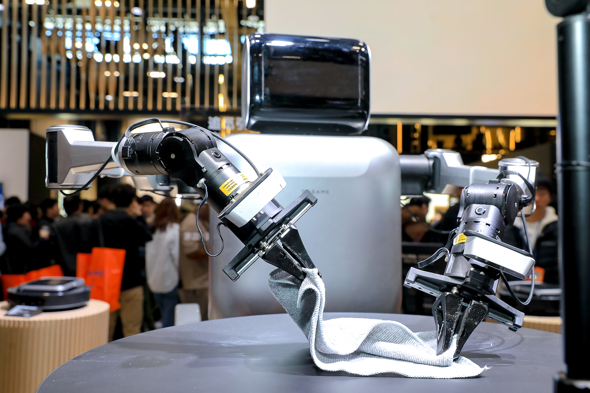 Un robot de service pliable à Shanghai, en Chine, le 14 mars 2026. /VCG