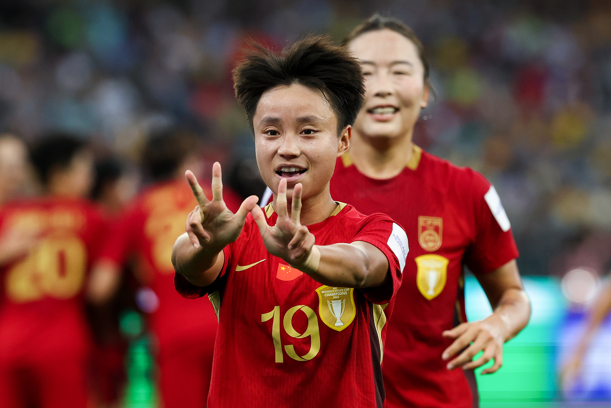Zhang Linyan (n°19), de Chine, célèbre après avoir marqué un but lors de la demi-finale de la Coupe d'Asie féminine de l'AFC contre l'Australie à Perth, en Australie, le 17 mars 2026. /VCG