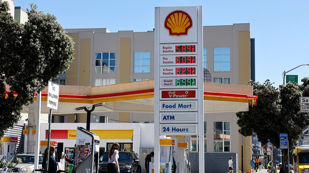 Un panneau de prix numérique est visible dans une station-service Shell à San Francisco, Californie, États-Unis, le 18 mars 2026. /VCG