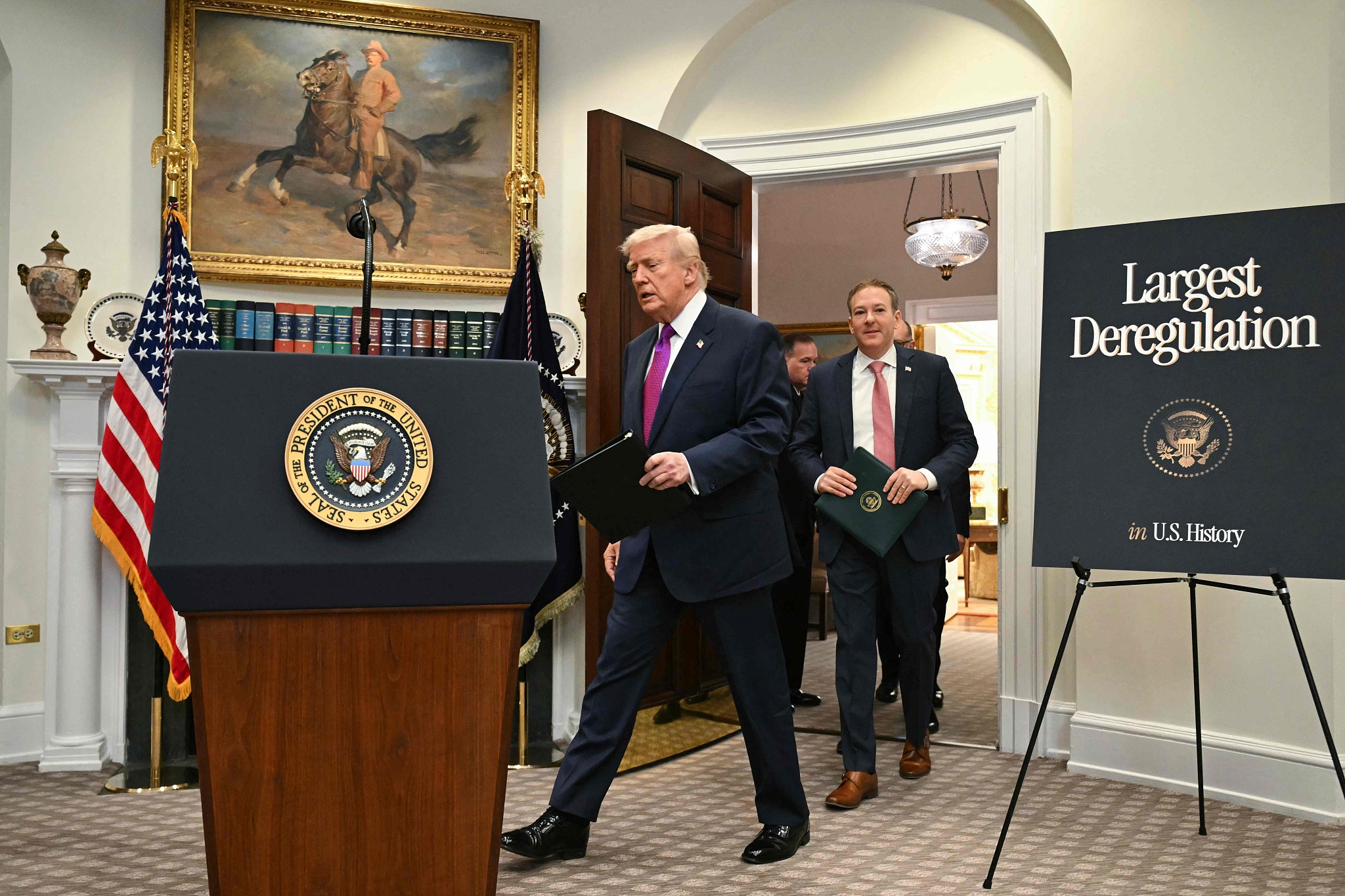 Le président américain Donald Trump (à gauche) et l'administrateur de l'EPA Lee Zeldin arrivent pour faire une annonce dans la salle Roosevelt de la Maison Blanche. Le président Trump a révoqué une découverte scientifique historique qui sous-tend la réglementation américaine visant à réduire la pollution causée par le réchauffement de la planète, marquant ainsi le recul le plus important de l'administration en matière de politique climatique à ce jour. Washington, DC, États-Unis. 12 février 2026. /VCG