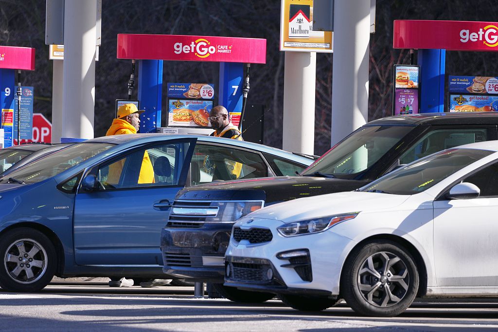 Des voitures font la queue aux pompes à essence d’une supérette à Pittsburgh, aux États-Unis, le 19 mars 2026. /VCG