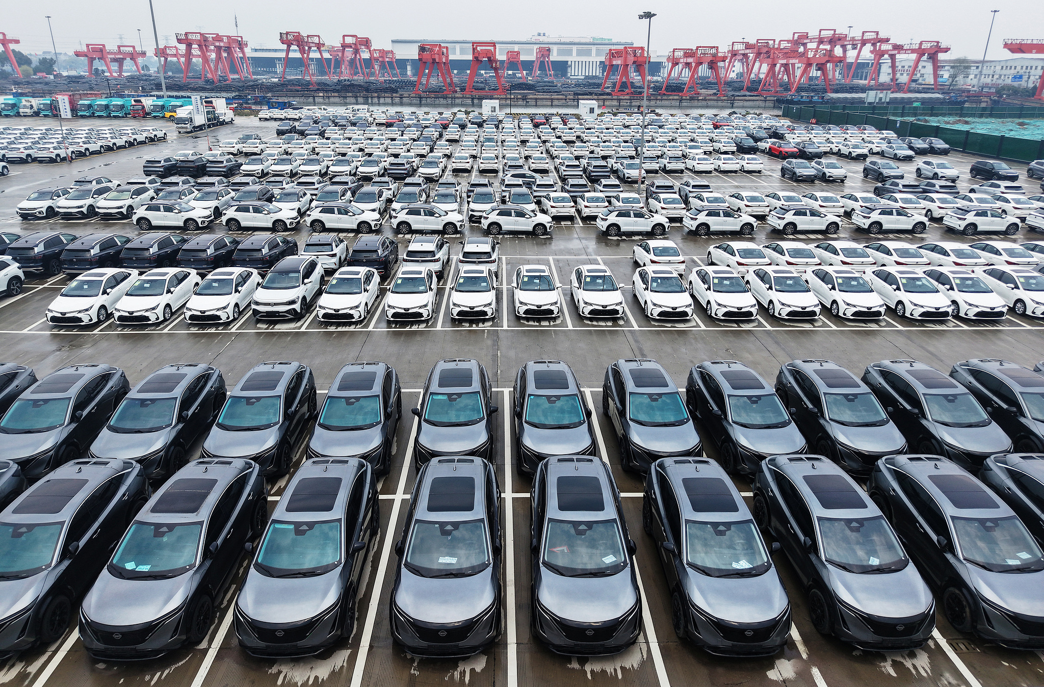 Un grand nombre de véhicules électriques attendent d'être exportés dans un port international de commerce automobile le long de la section Hangzhou du Grand Canal, province du Zhejiang, Chine, le 27 mars 2025. /VCG
