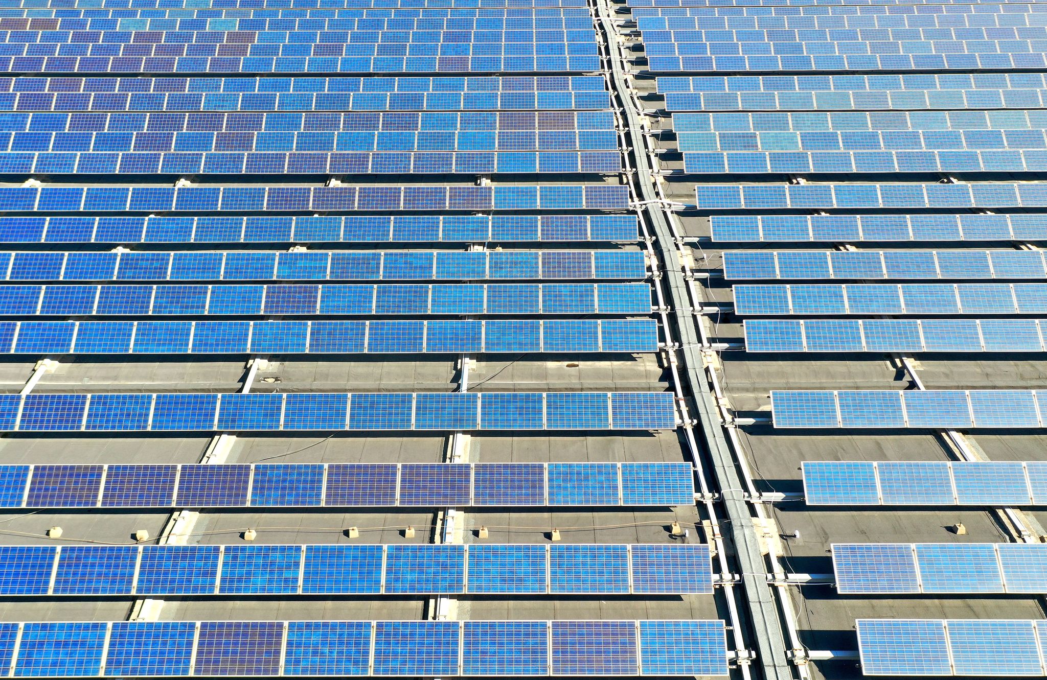 Une installation de production d'énergie photovoltaïque sur toit solaire dans un parc industriel, Qingdao, province du Shandong, Chine, le 5 septembre 2025. /VCG