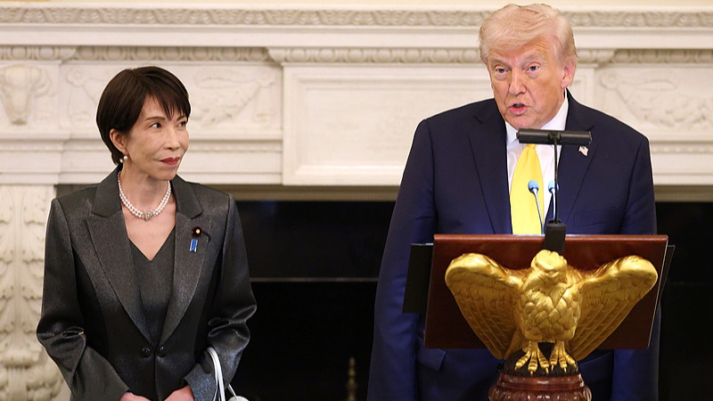 Le président américain Donald Trump s'exprime sous le regard du Premier ministre japonais Sanae Takaichi avant un dîner d'État à la Maison Blanche à Washington, DC, aux États-Unis, le 19 mars 2026. /CFP
