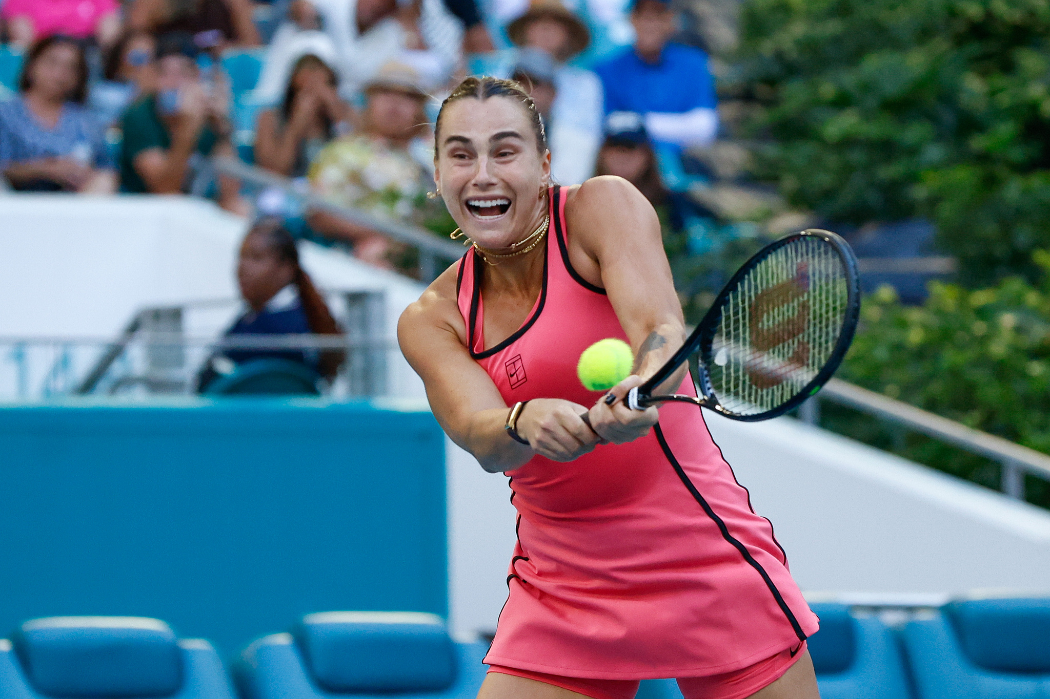Aryna Sabalenka, de Biélorussie, frappe un tir contre Zheng Qinwen, de Chine, lors d'un match de huitièmes de finale du simple féminin à l'Open de Miami au Hard Rock Stadium de Miami Gardens, en Floride, le 23 mars 2026. /VCG