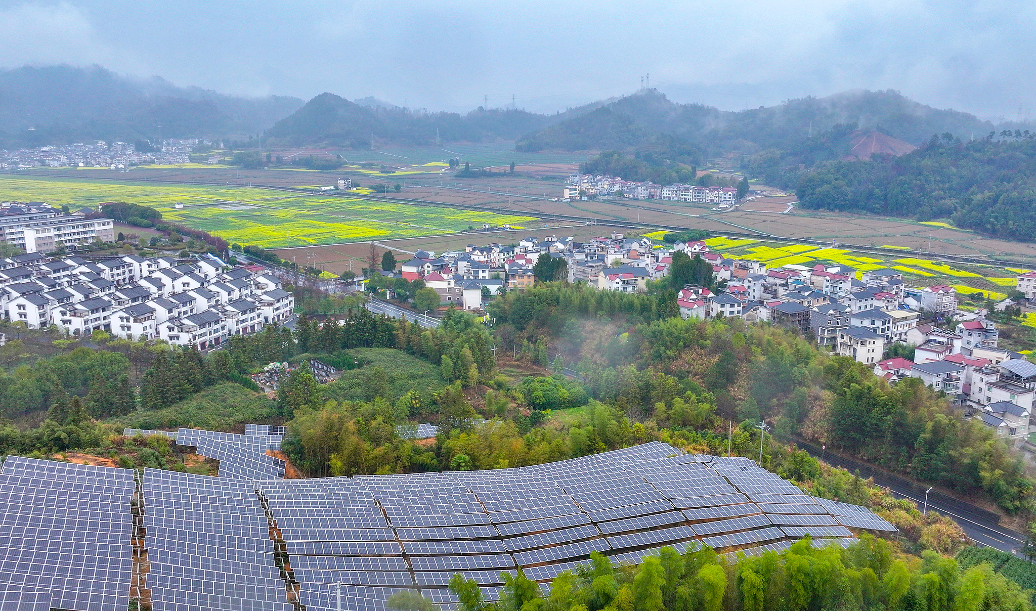 Un projet complémentaire photovoltaïque agricole à Hangzhou, province du Zhejiang, 22 mars 2025. /VCG