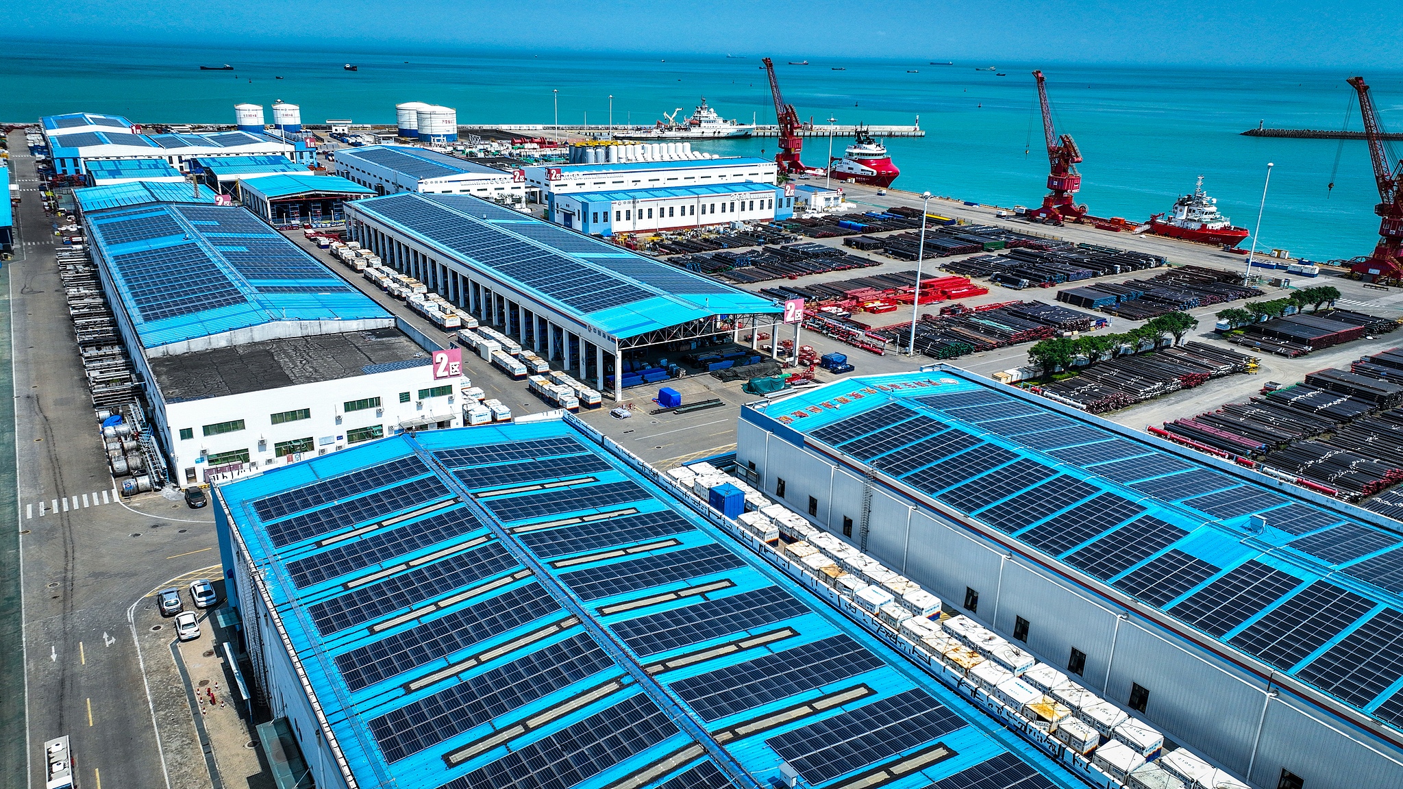 La deuxième phase du projet photovoltaïque de la société portuaire de Hainan a été officiellement connectée au réseau pour la production d'électricité, le 19 mars 2026. /VCG