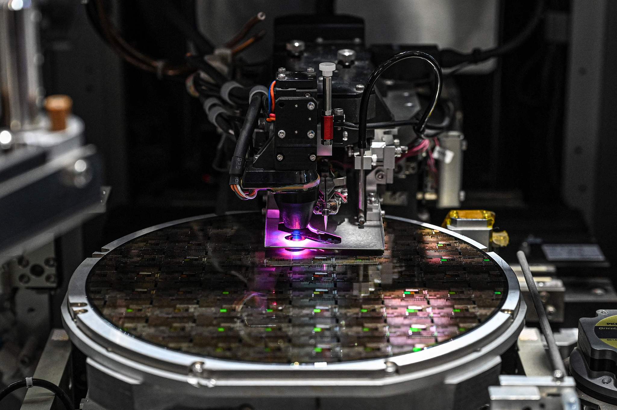 Une plaquette est photographiée en cours de fabrication lors du salon des semi-conducteurs SEMICON China à Shanghai le 25 mars 2026. /VCG