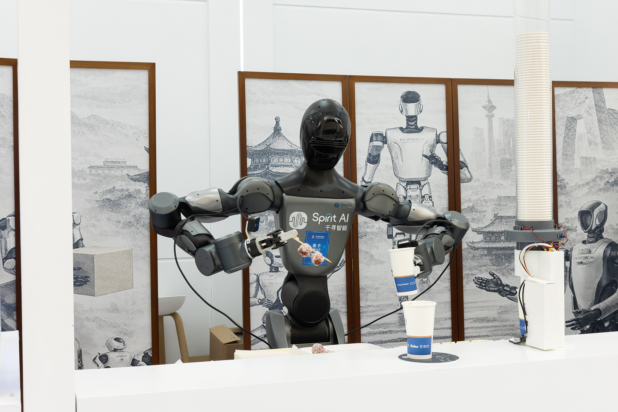 Un robot prépare de la nourriture sur un stand lors de la cérémonie d'ouverture de la conférence annuelle du Forum Zhongguancun 2026 à Pékin, en Chine, le 25 mars 2026. /VCG