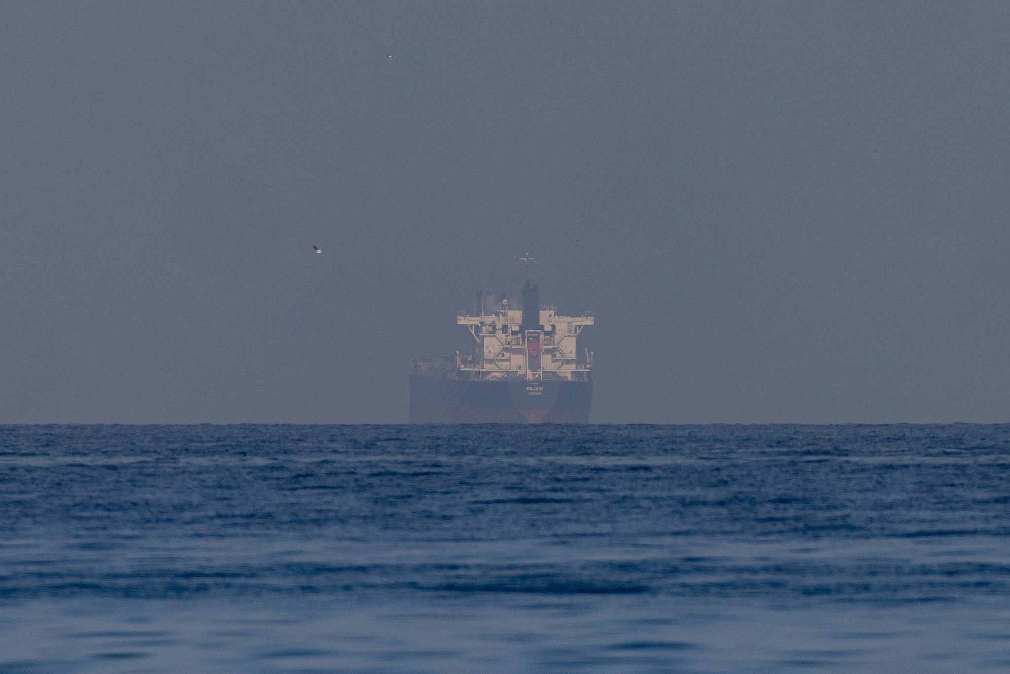 Un vraquier navigue dans une baie près du détroit d'Ormuz, dans le nord de Ras al Khaimah, aux Émirats arabes unis, le 22 mars 2026. /VCG