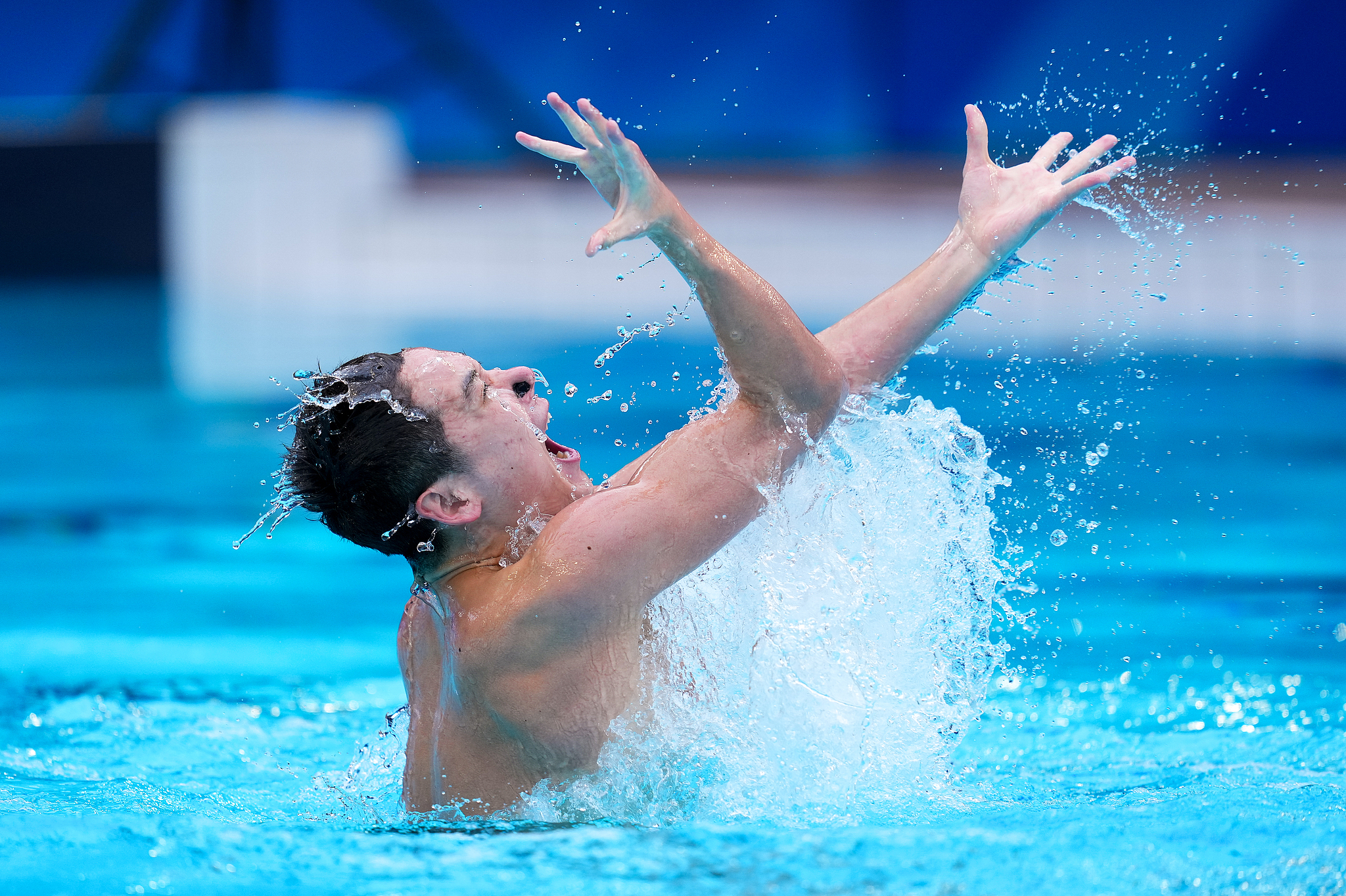 Le Chinois Guo Muye participe à la finale technique solo masculine à la Coupe du monde de natation artistique à Paris, France, le 27 mars 2026. /VCG