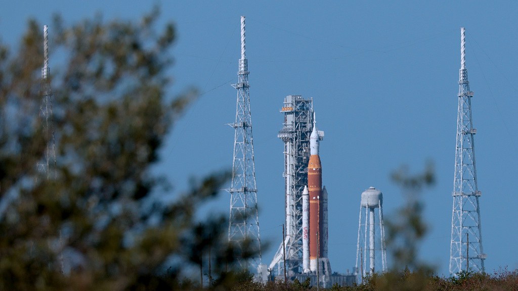 La fusée Artemis II Space Launch System de la NASA et le vaisseau spatial Orion se trouvent sur la rampe de lancement 39B au Kennedy Space Center à Cap Canaveral, en Floride, le 27 mars 2026. /VCG