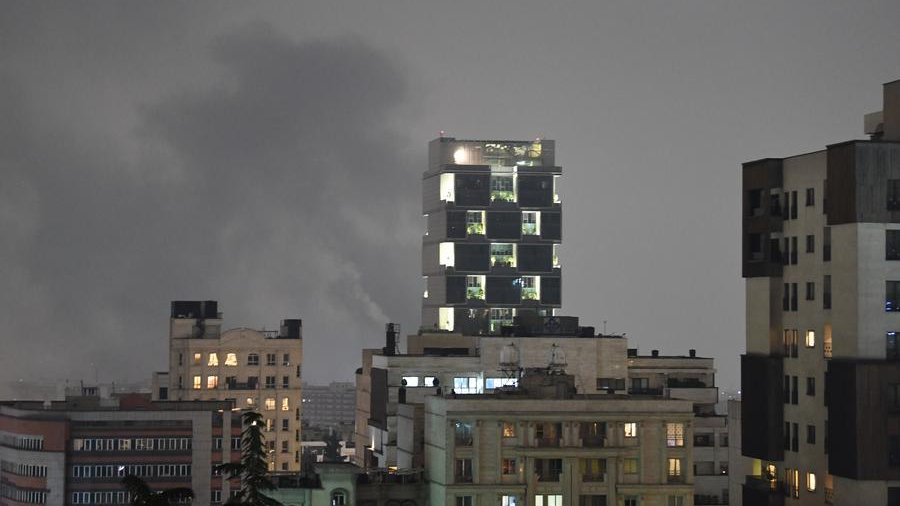 Des fumées sont visibles après les frappes aériennes à Téhéran, capitale de l'Iran, le 13 mars 2026. /Xinhua