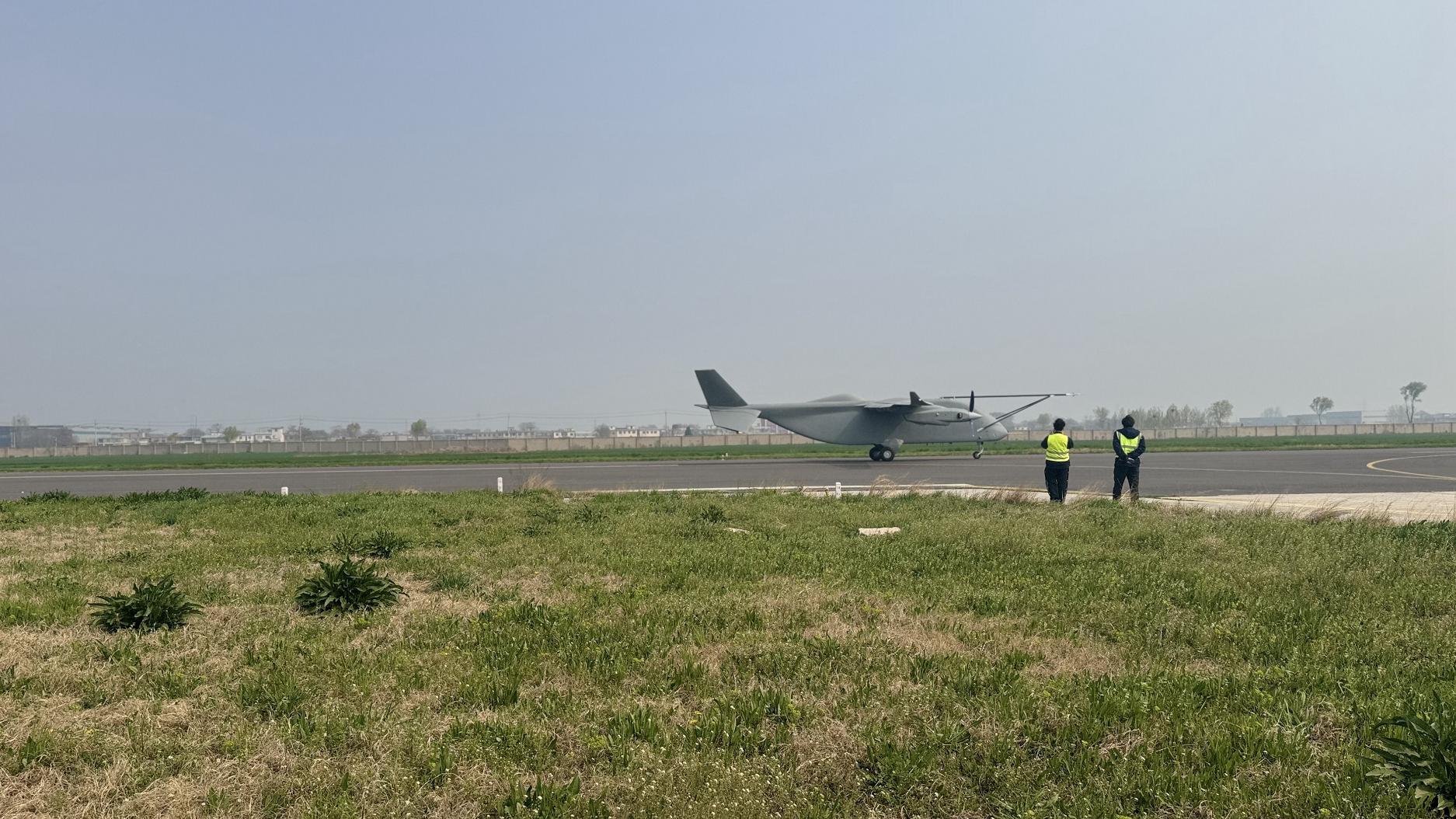 Changying-8 sur la piste de l'aéroport de Zhengzhou Shangjie, dans la province du Henan (centre de la Chine). /CMG
