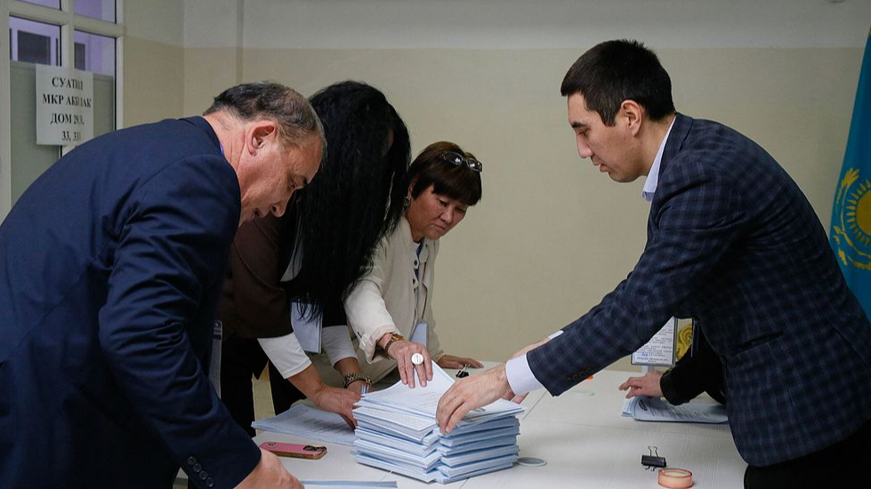 Les membres d'une commission électorale comptent les bulletins de vote dans un bureau de vote lors du référendum constitutionnel à Almaty, au Kazakhstan, le 15 mars 2026. /VCG
