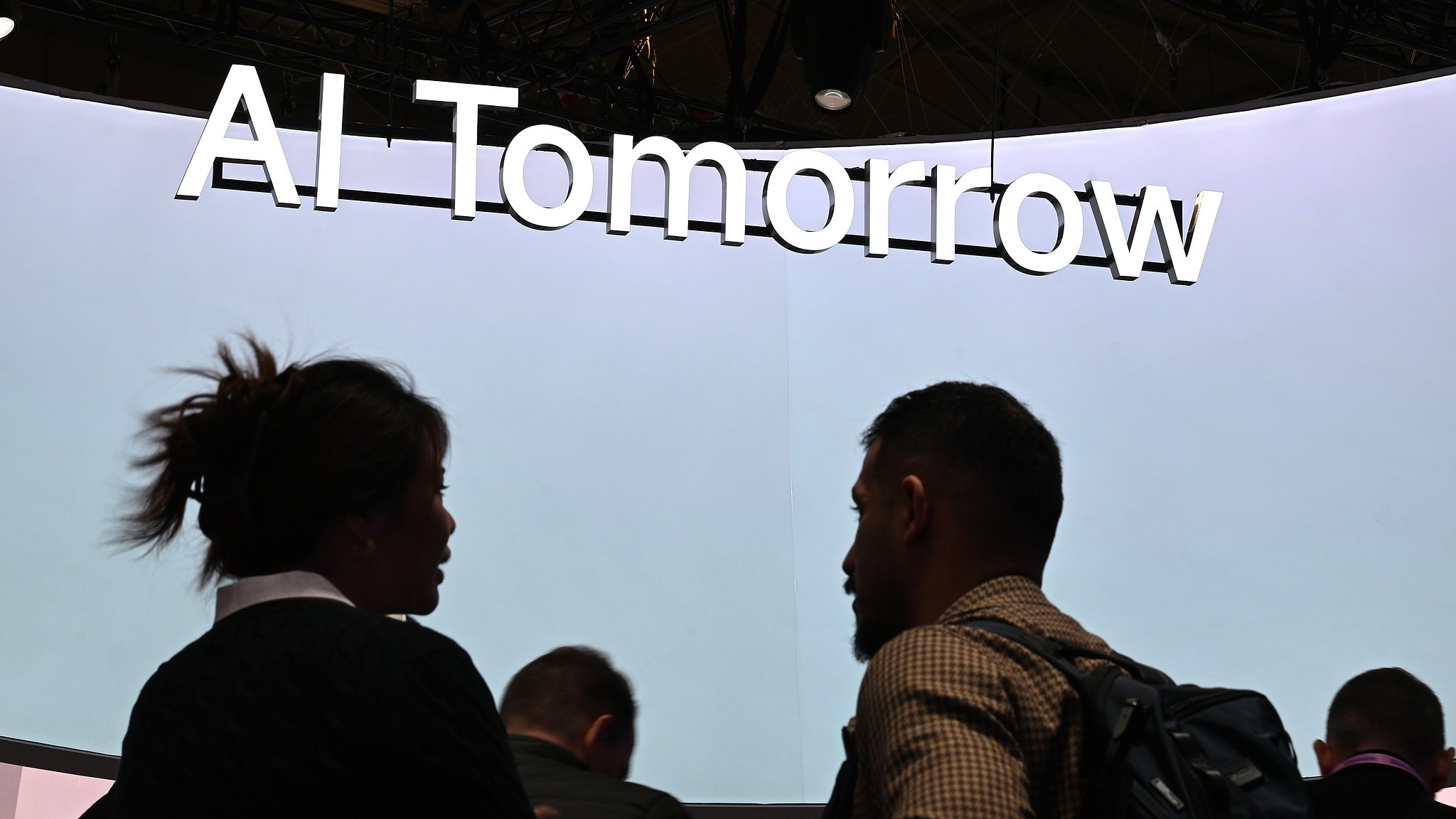 Les visiteurs du Mobile World Congress s'expriment sur le stand de l'entreprise technologique chinoise Xiaomi, Espagne, Barcelone, le 2 mars 2026. /VCG