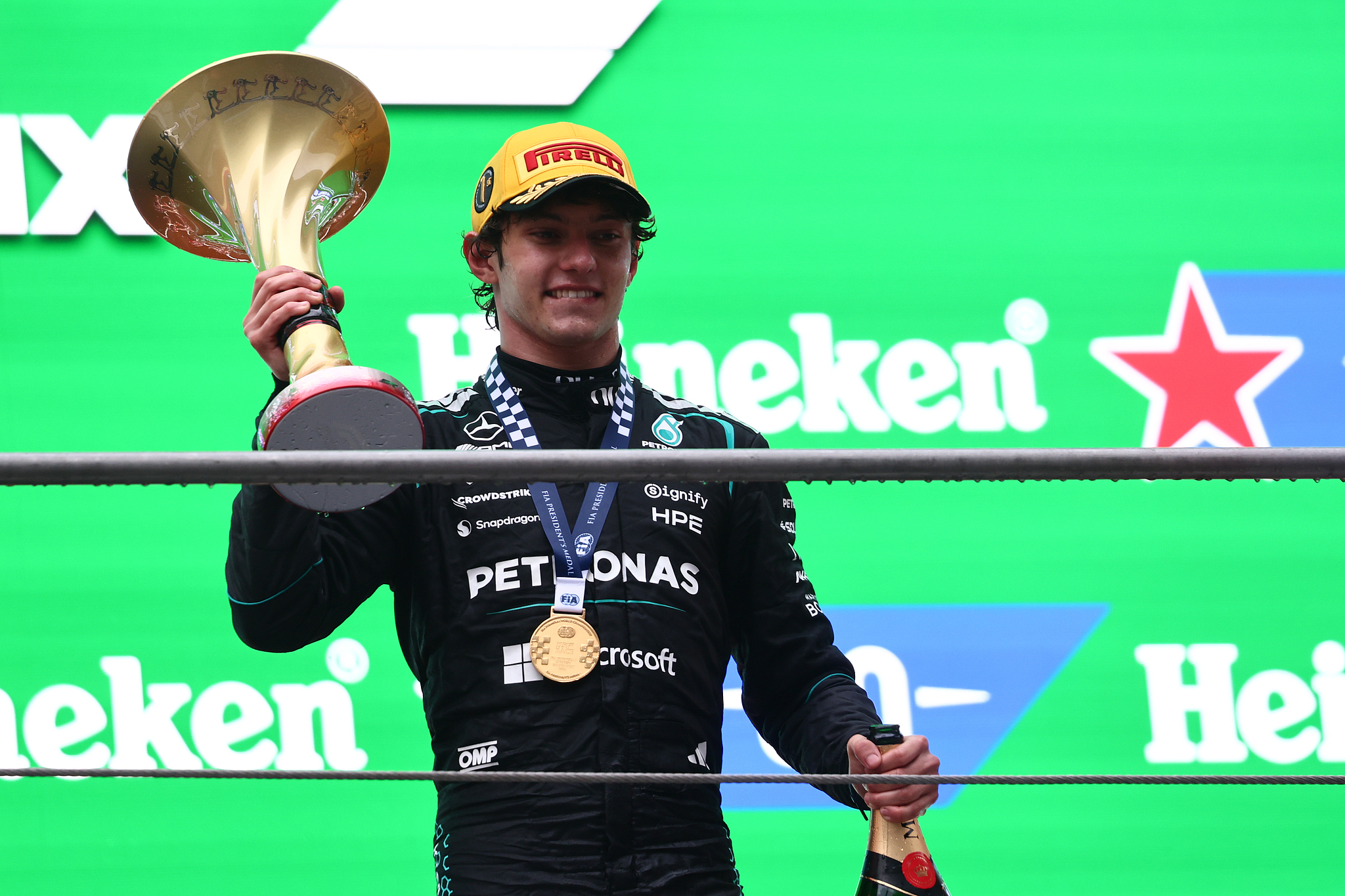 Le vainqueur de la course Kimi Antonelli de Mercedes lève le trophée après avoir triomphé du Grand Prix de Chine de Formule 1 dans la municipalité de Shanghai, dans l'est de la Chine, le 15 mars 2026. /VCG