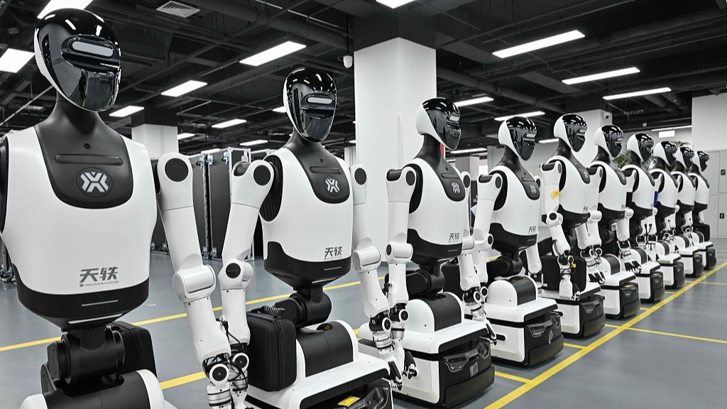Des robots humanoïdes sont exposés sur la plateforme de tests pilotes et de validation de la robotique du Centre d'innovation en robotique humanoïde de Pékin (X-Humanoid), à Pékin, le 20 mars 2026. /VCG