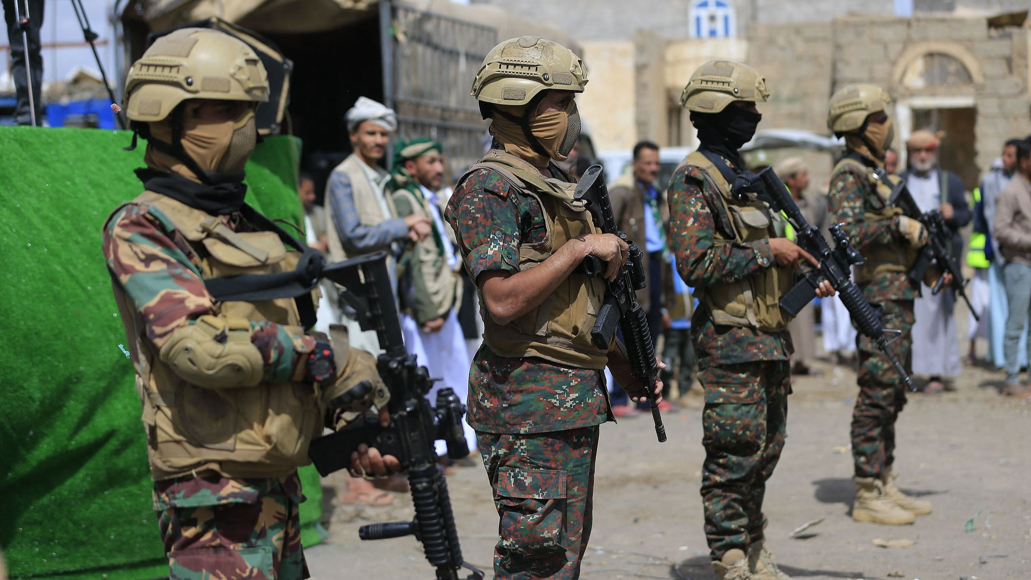 Des soldats yéménites montent la garde tandis que des partisans du mouvement Houthi du Yémen assistent à un événement commémorant le neuvième anniversaire de l'intervention menée par l'Arabie saoudite dans leur pays, dans la capitale Sanaa, au Yémen, le 26 mars 2026. /VCG
