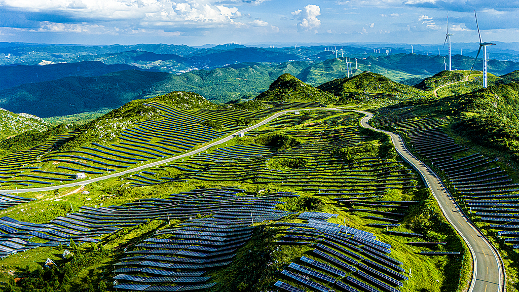 Des panneaux solaires couvrent les montagnes et les champs, Liupanshui, dans la province du Guizhou (sud-ouest de la Chine), le 18 août 2025. /VCG