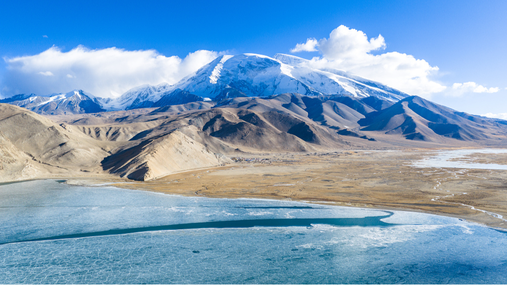 Une vue du lac Karakul, dans la région autonome ouïgoure du Xinjiang, dans le nord-ouest de la Chine, le 18 février 2026. /VCG