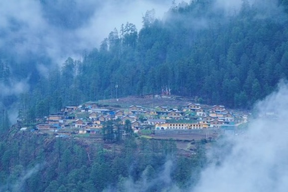 Vue aérienne d'un village de réinstallation de Deng dans le comté de Zayu, ville de Nyingchi, Xizang. /CGTN