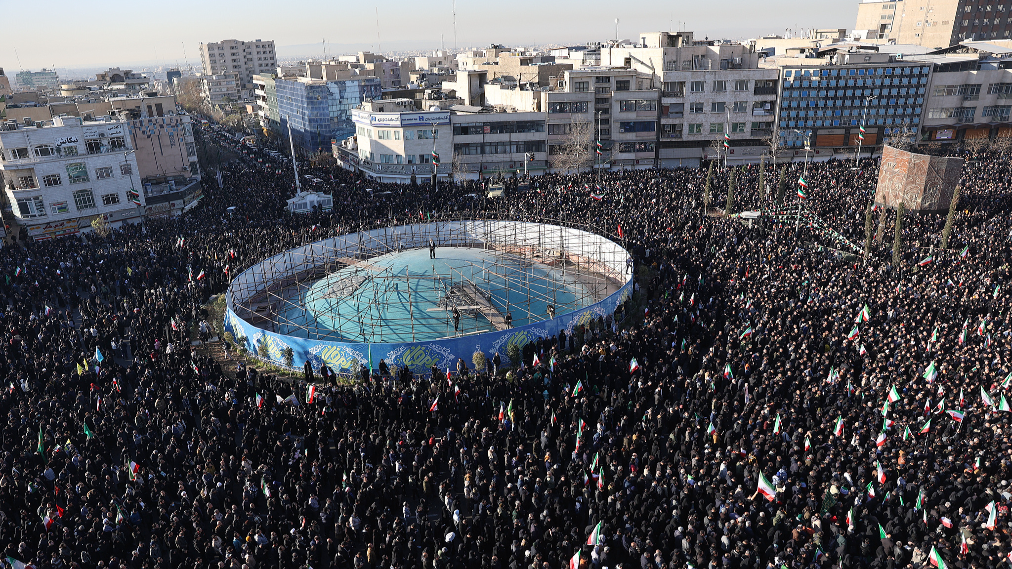 Les gens se rassemblent en deuil après que la télévision d'État a officiellement annoncé la mort du guide suprême iranien, l'ayatollah Ali Khamenei, à Téhéran, en Iran, le 1er mars 2026. / CFP