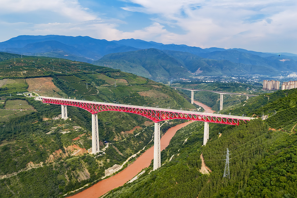 Le pont Yuanjiang le long de la voie ferrée Chine-Laos à Yuanjiang, province du Yunnan, Chine, 30 juillet 2025. /VCG