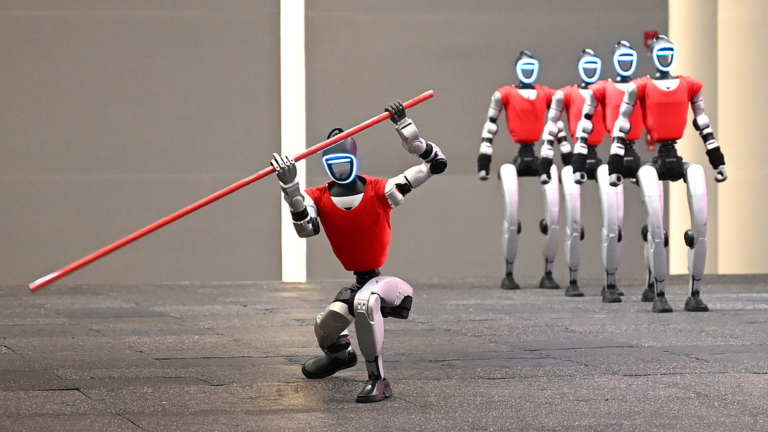 Des robots Unitree présentent des arts martiaux, dans la ville de Hangzhou, dans l'est de la Chine, le 26 février 2026. /VCG