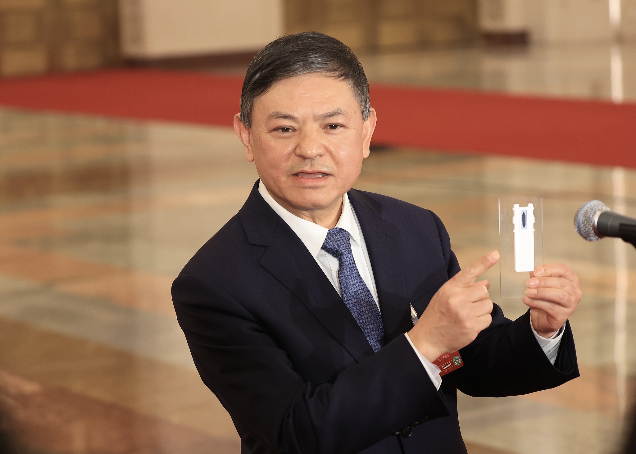 Le ministre chinois de l'Écologie et de l'Environnement Huang Runqiu donne une interview après la réunion de clôture de la quatrième session de la 14e Assemblée populaire nationale (APN) au Grand Palais du Peuple à Pékin, capitale chinoise, le 12 mars 2026. /CFP