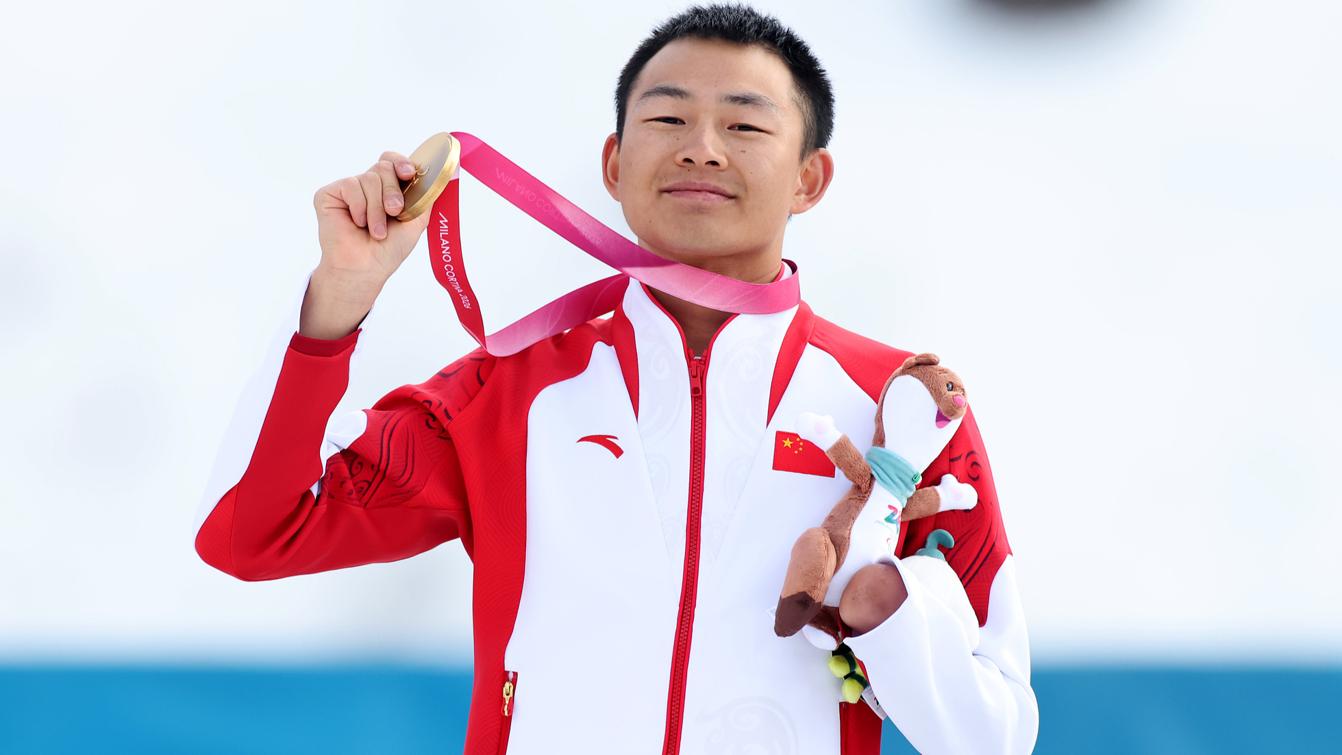 Le médaillé d'or Cai Jiayun, de Chine, célèbre sur le podium lors de la cérémonie de remise des prix de la compétition de poursuite debout en sprint masculin de para-biathlon aux Jeux paralympiques d'hiver de Milan Cortina de 2026 à Val di Fiemme, en Italie, le 13 mars 2026. /VCG