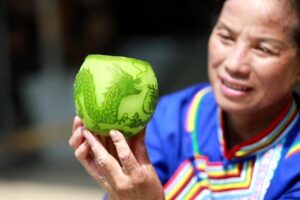 Des friandises sucrées à l&rsquo;art portable : la renaissance des fruits sculptés de Jingzhou